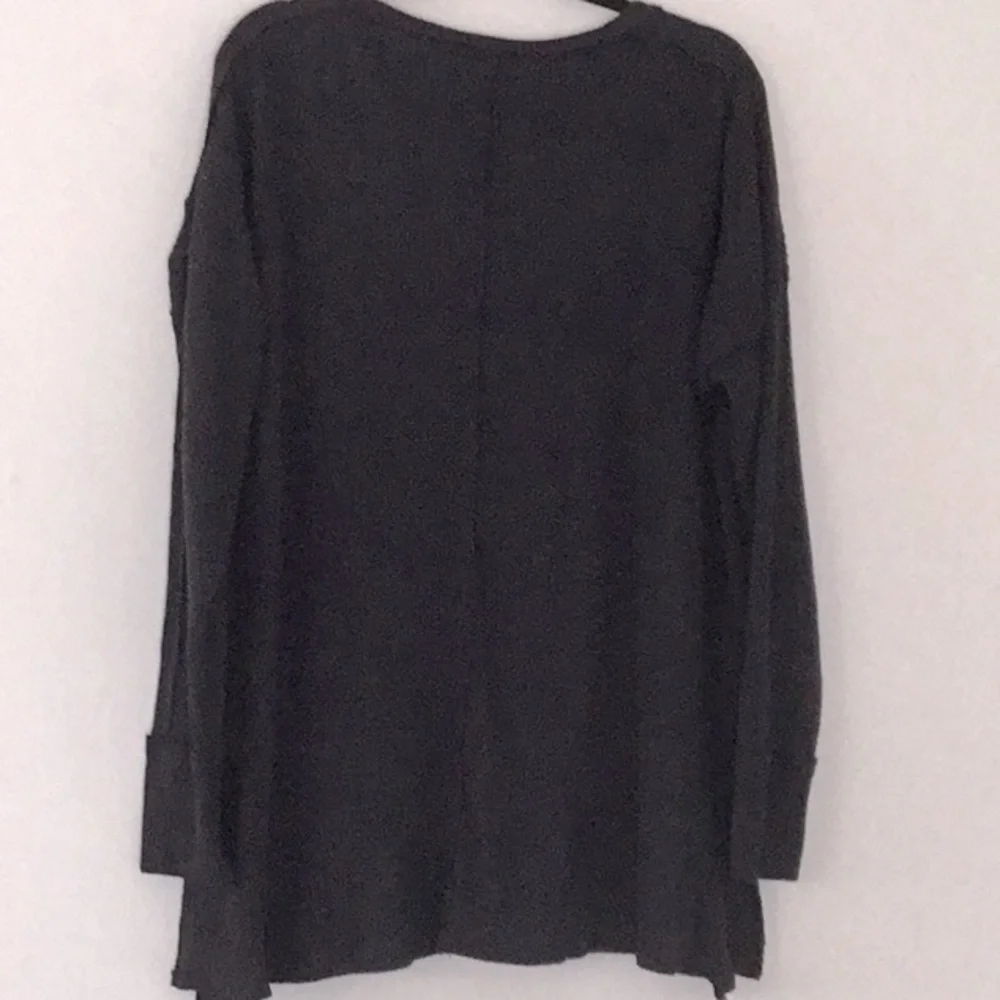 Belk Wonderly, Woman’s Black V-Neck Waffle Knit Long Sleeve Relaxed Fit Tunic. - Picture 7 of 8